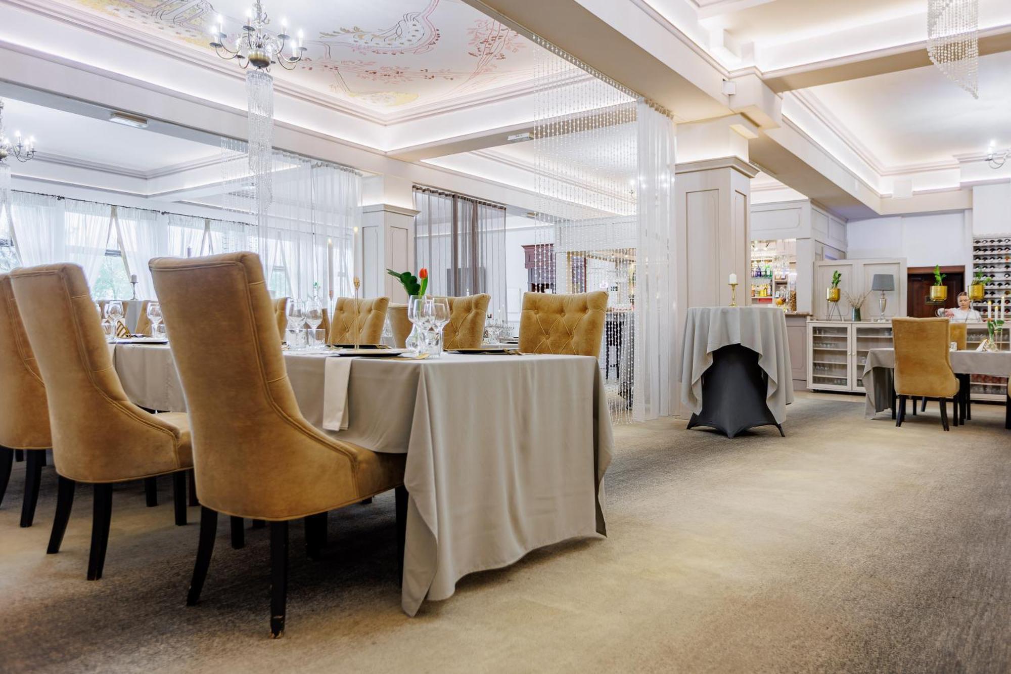 Hotel Cristal Park Dabrowa Tarnowska Ngoại thất bức ảnh