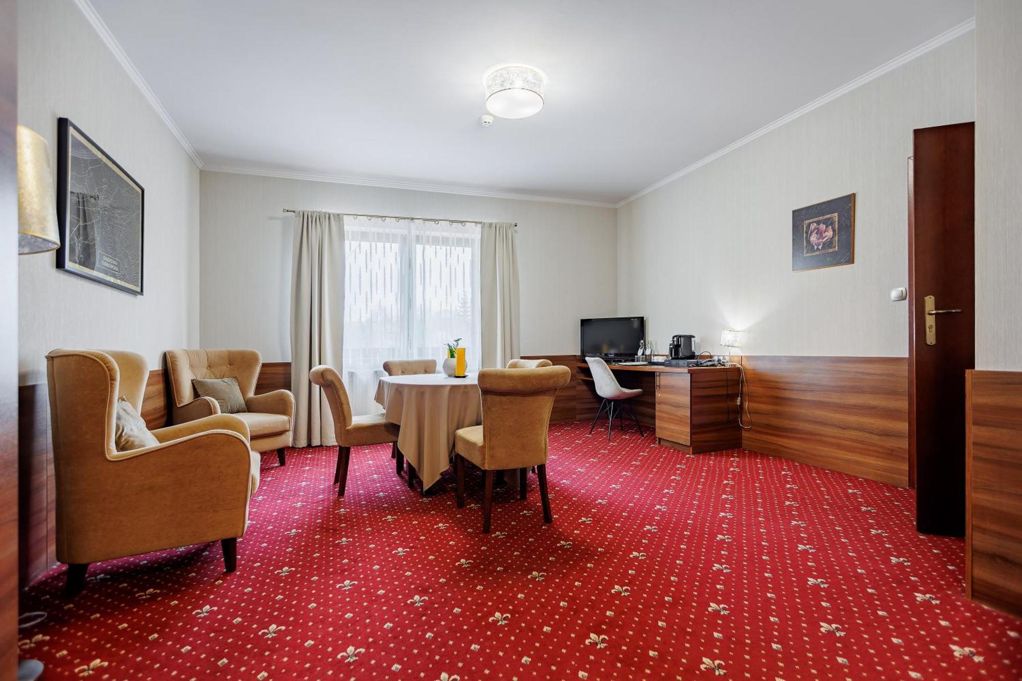 Hotel Cristal Park Dabrowa Tarnowska Ngoại thất bức ảnh