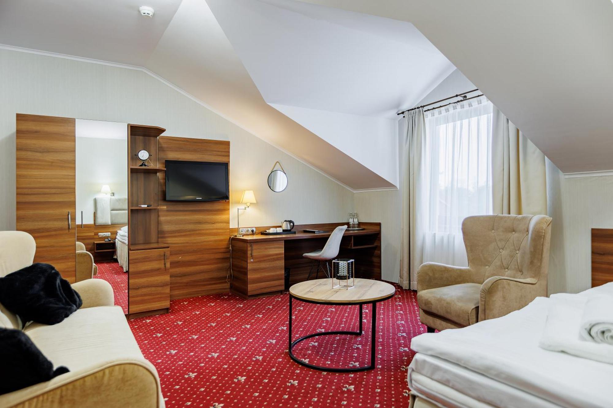 Hotel Cristal Park Dabrowa Tarnowska Ngoại thất bức ảnh