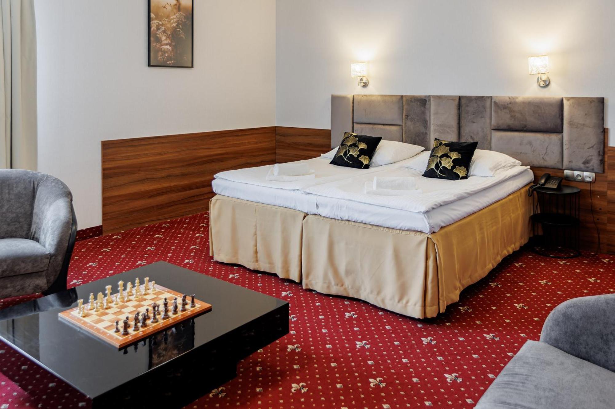 Hotel Cristal Park Dabrowa Tarnowska Ngoại thất bức ảnh