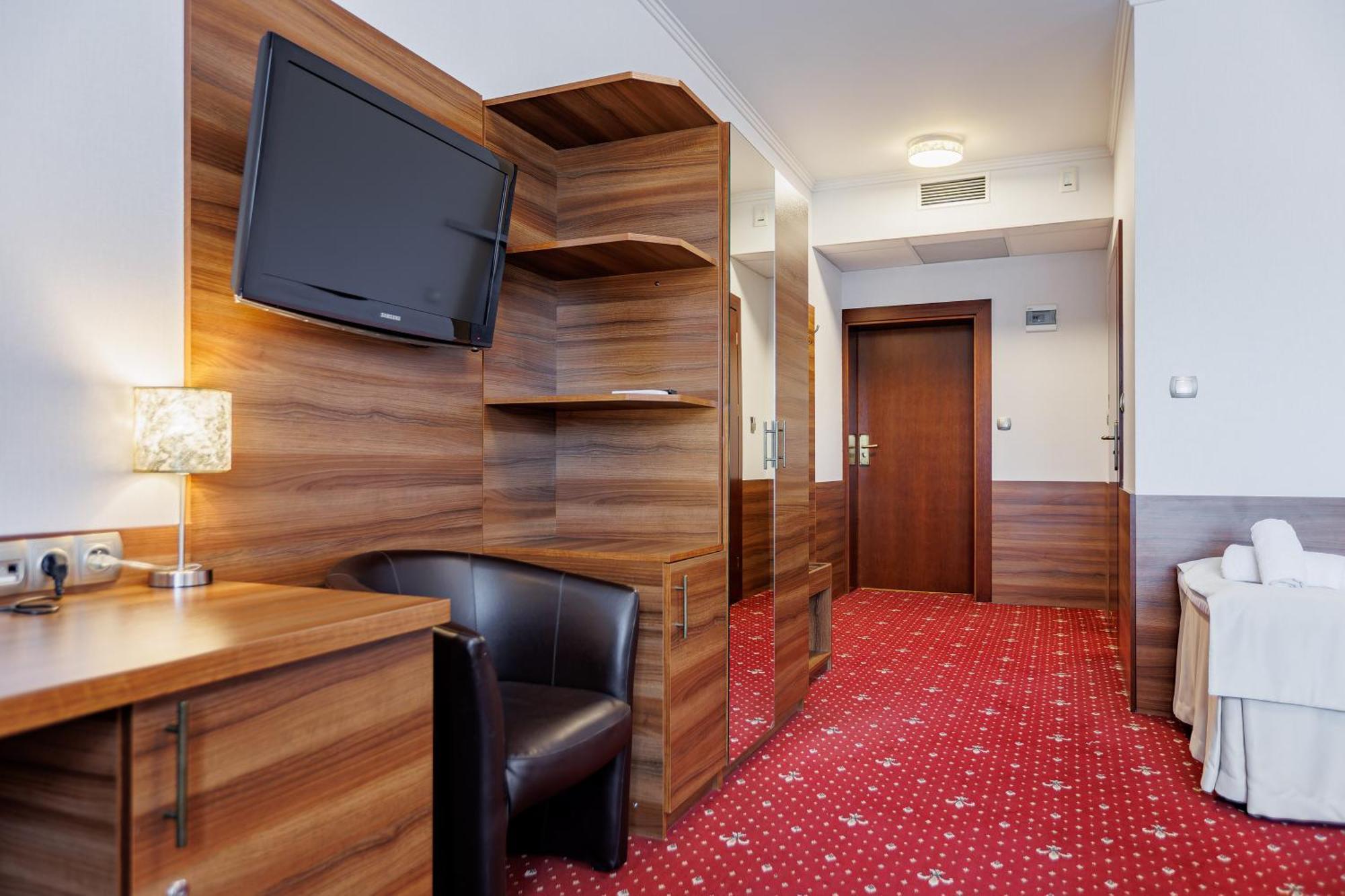 Hotel Cristal Park Dabrowa Tarnowska Ngoại thất bức ảnh