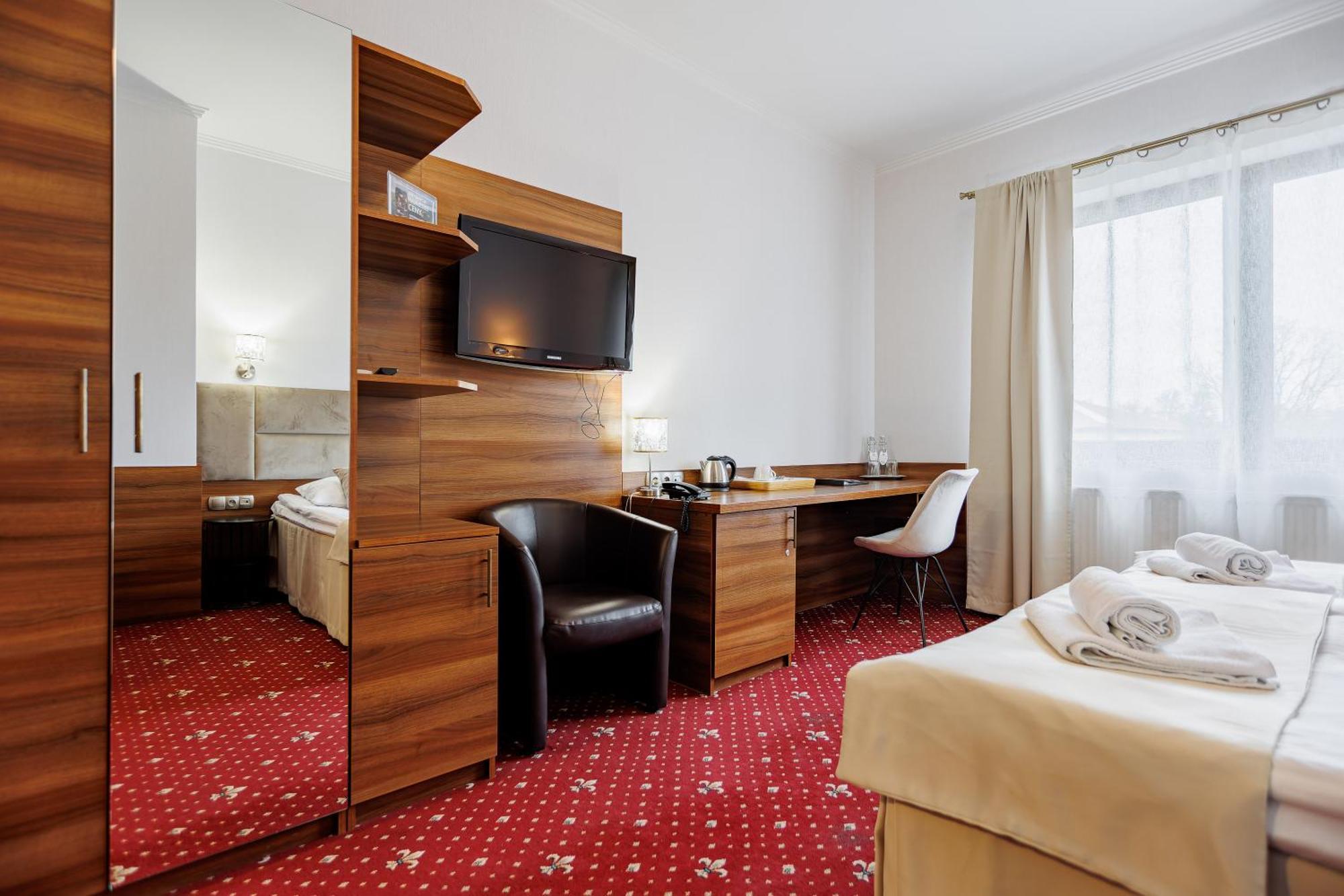 Hotel Cristal Park Dabrowa Tarnowska Ngoại thất bức ảnh