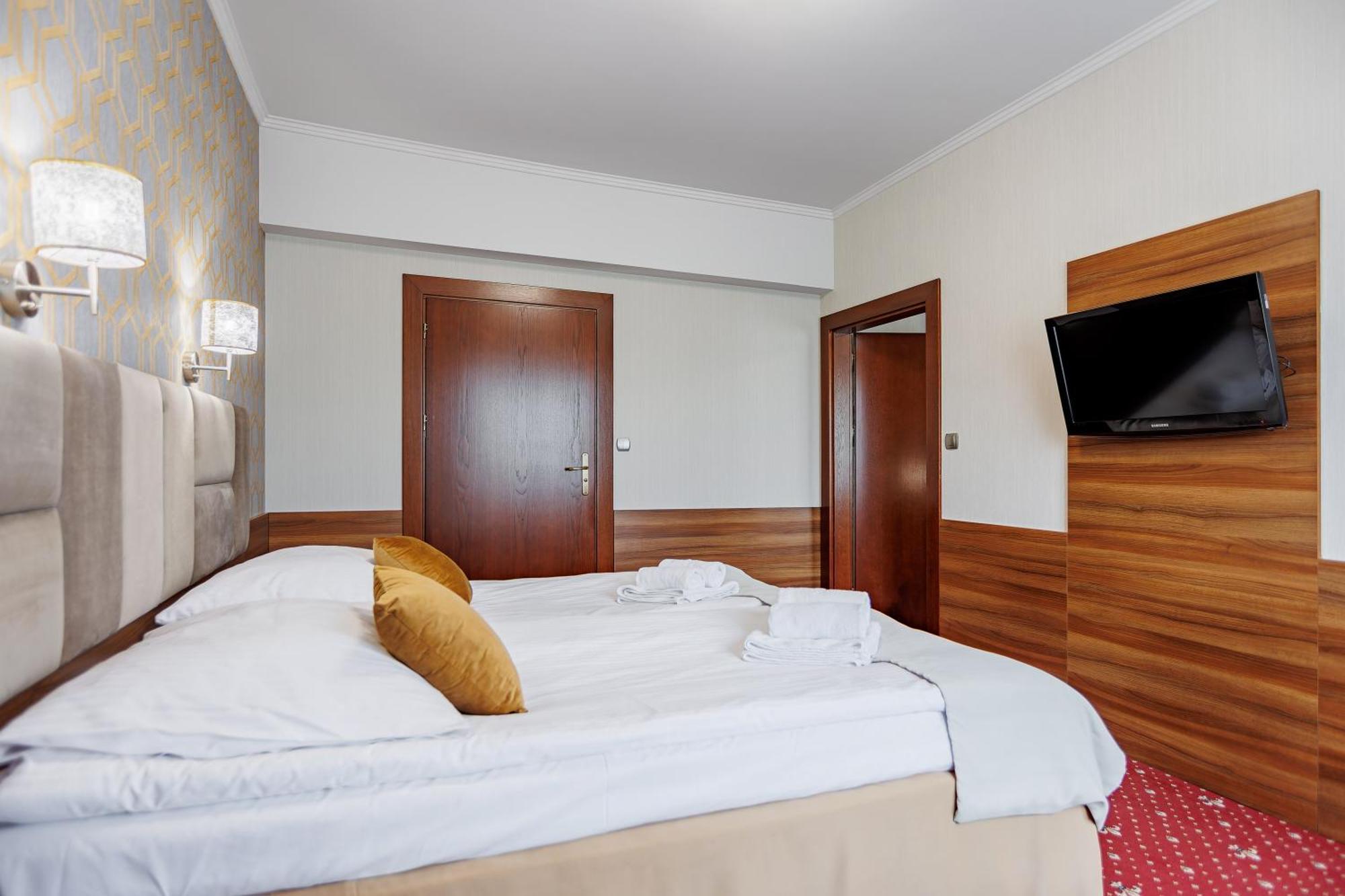 Hotel Cristal Park Dabrowa Tarnowska Ngoại thất bức ảnh