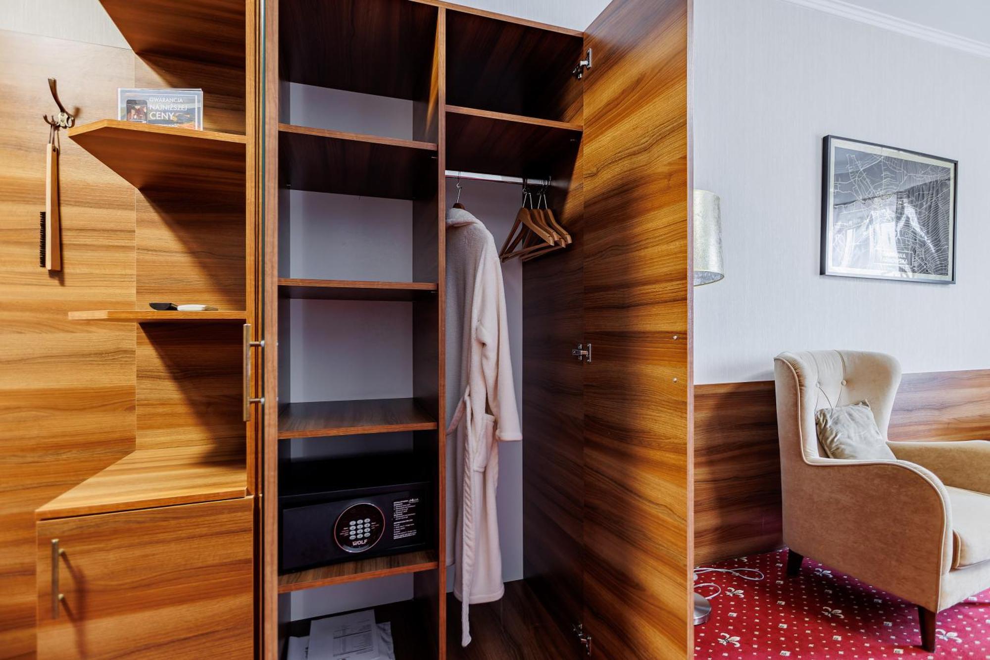Hotel Cristal Park Dabrowa Tarnowska Ngoại thất bức ảnh