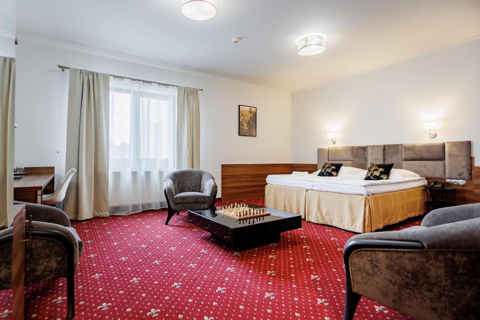 Hotel Cristal Park Dabrowa Tarnowska Ngoại thất bức ảnh