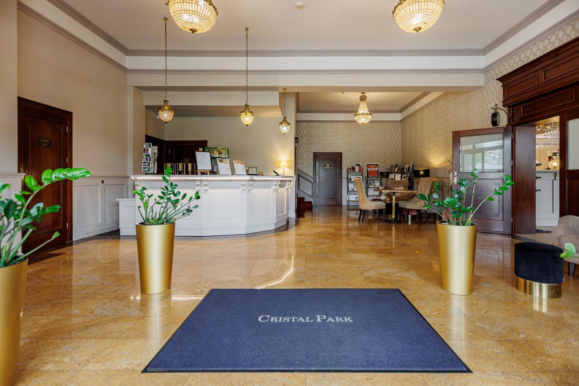 Hotel Cristal Park Dabrowa Tarnowska Ngoại thất bức ảnh