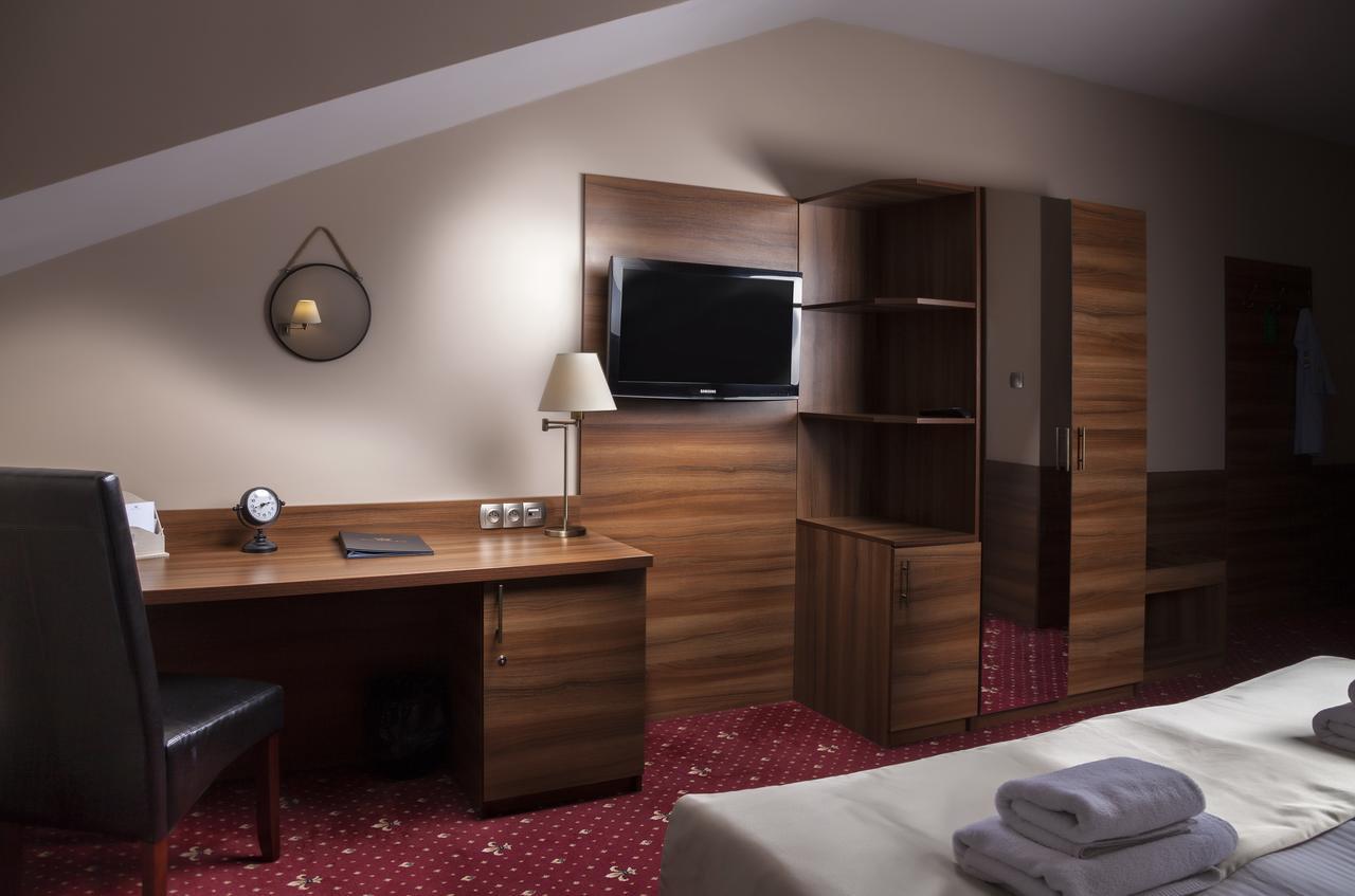 Hotel Cristal Park Dabrowa Tarnowska Ngoại thất bức ảnh