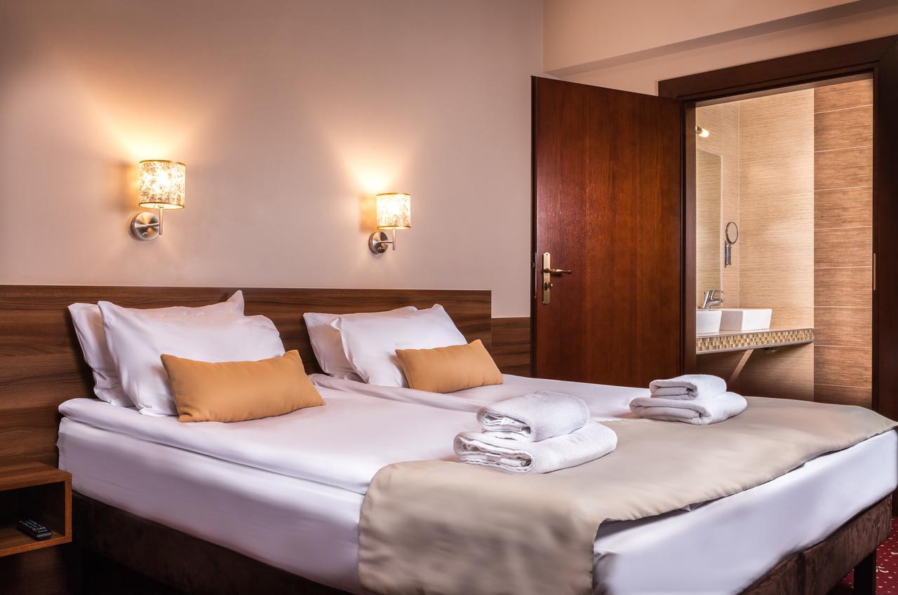 Hotel Cristal Park Dabrowa Tarnowska Ngoại thất bức ảnh