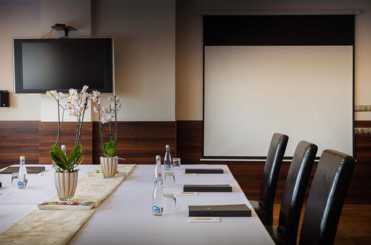 Hotel Cristal Park Dabrowa Tarnowska Ngoại thất bức ảnh